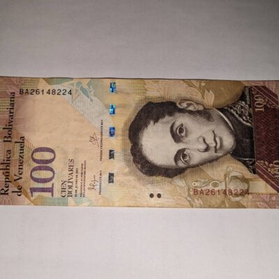 Банкнота от 100 боливара на Венецуела (2015 г.) в състояние UNC.