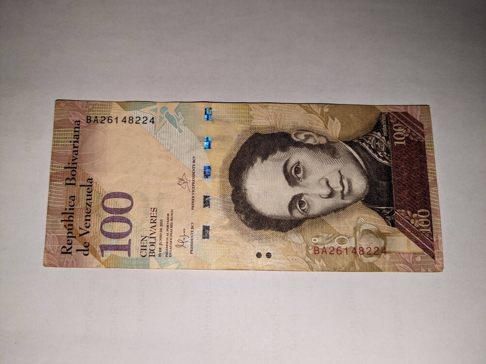 Банкнота от 100 боливара на Венецуела (2015 г.) в състояние UNC.