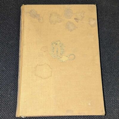 Антикварна книга 'Български народни песни', издадена през 1939 г., с оригинална корица и текст, съдържаща традиционни български фолклорни песни.