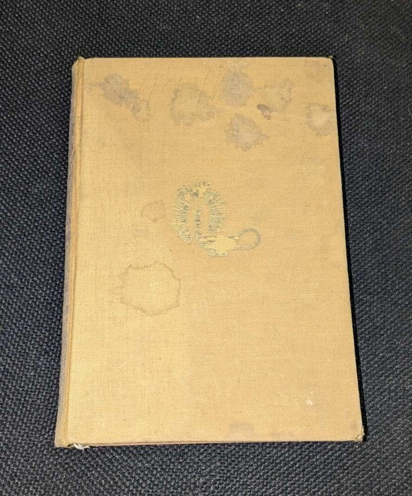 Антикварна книга 'Български народни песни', издадена през 1939 г., с оригинална корица и текст, съдържаща традиционни български фолклорни песни.