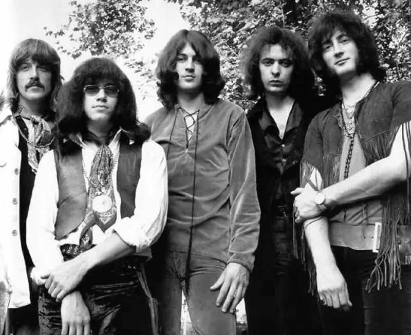 Deep Purple – легендарната рок банда, продължаваща да създава уникална музика и да радва поколения фенове.2