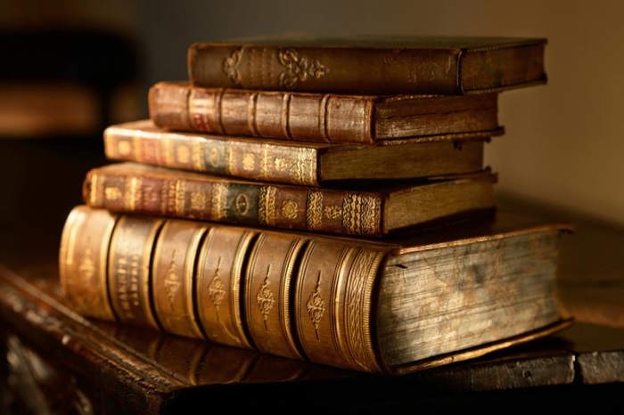 Книга с видими следи от възраст и употреба, символизираща историческата и културна стойност на старите книги.1