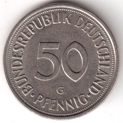 Германска монета от 50 пфенига от 1985 г. с маркировка "G" за монетния двор в Карлсруе, изобразяваща жена, която сади дъбово дръвче.