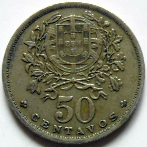 Португалска монета от 50 сентавос, 1955 г., с герб на Португалия и орнаментирани декоративни мотиви.