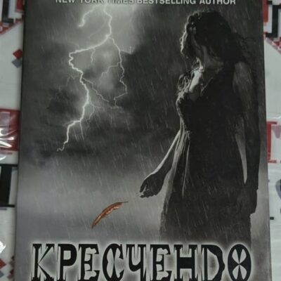 Корица на книгата „Кресчендо“ от Бека Фицпатрик – роман за мистерия, любов и напрегнати отношения между хора и ангели.