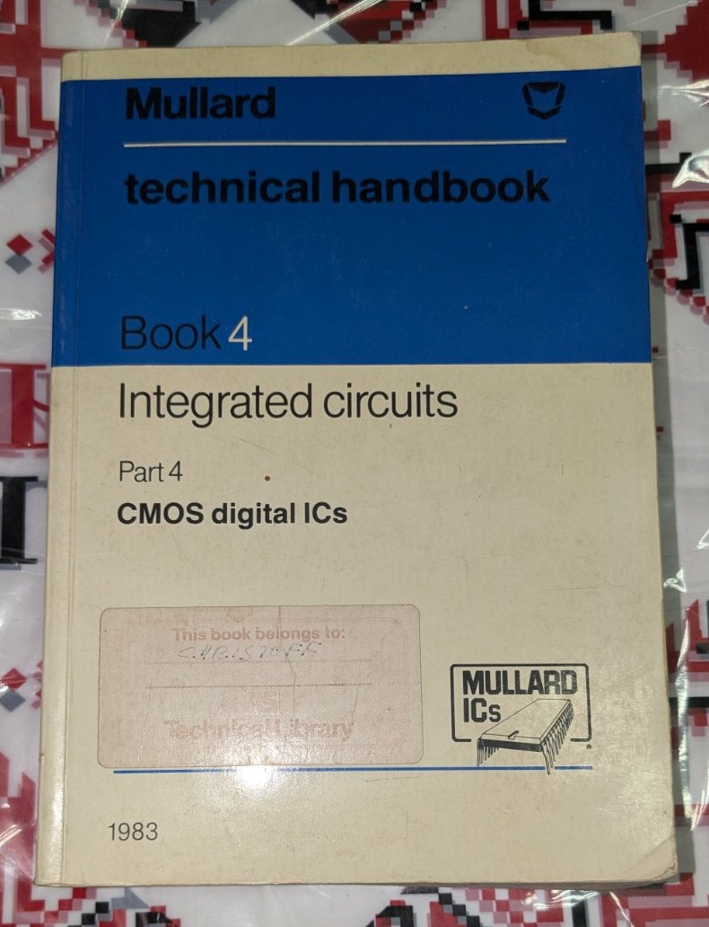 Книга Mullard Technical Handbook, Book 4, Part 4: CMOS Digital ICs с бежова корица и синьо заглавие, издадена през 1983 г.