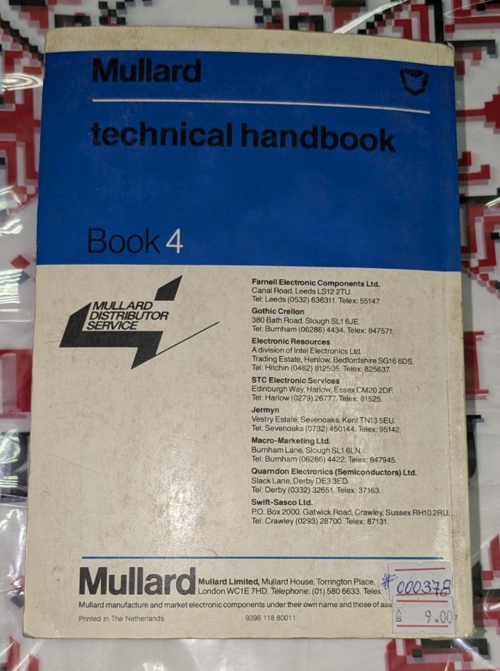 Книга Mullard Technical Handbook, Book 4, Part 4: CMOS Digital ICs с бежова корица и синьо заглавие, издадена през 1983 г.1