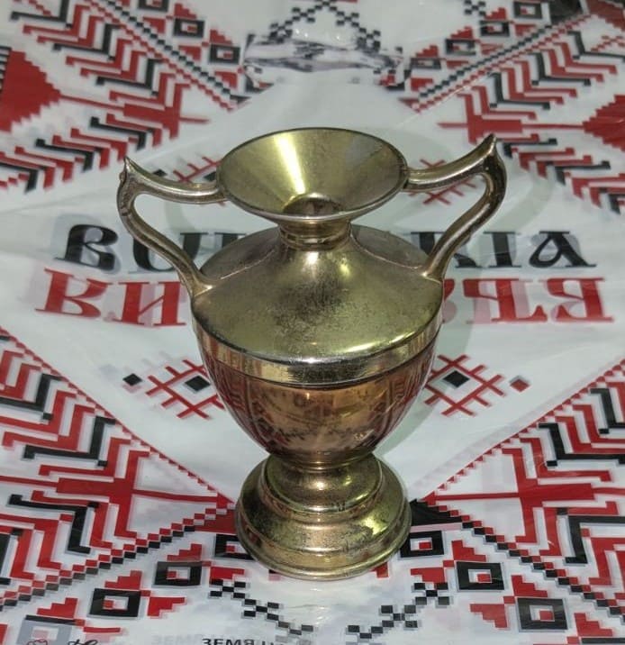 антикварна метална ваза с две дръжки.1