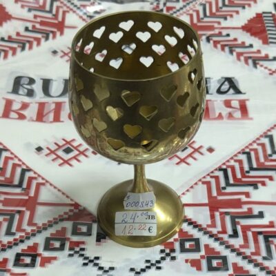 елегантен месингов свещник с изрязани сърца
