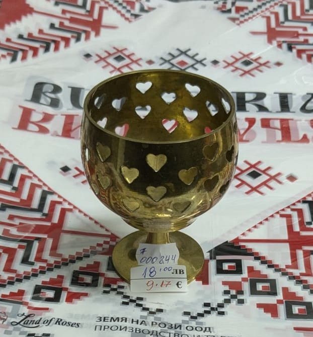 месингов свещник с изрязани сърца