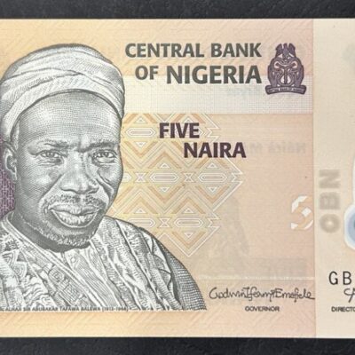 Банкнота 5 Naira от Central Bank of Nigeria с портрет на Sir Abubakar Tafawa Balewa и сцена с традиционни танцьори, нециркулирана.