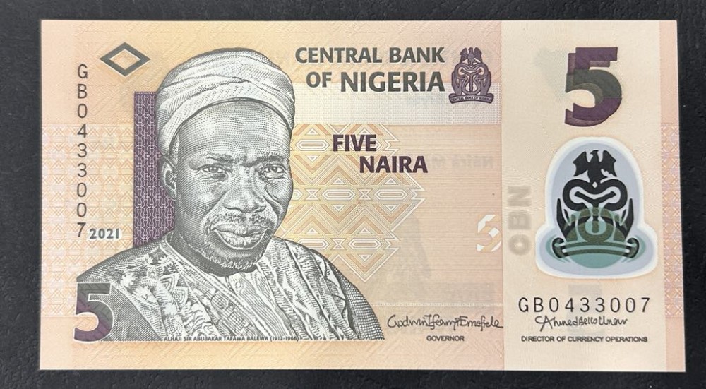 Банкнота 5 Naira от Central Bank of Nigeria с портрет на Sir Abubakar Tafawa Balewa и сцена с традиционни танцьори, нециркулирана.