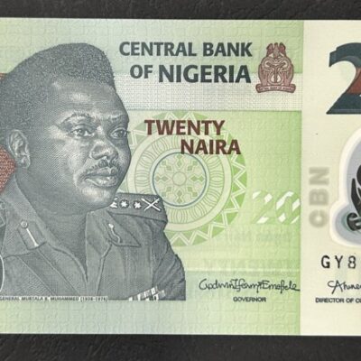 Банкнота 20 Naira от Central Bank of Nigeria, зелена полимерна банкнота с портрет на генерал Муртала Мухаммад и традиционен дизайн с Лади Куали.