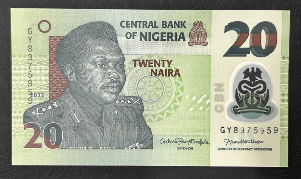 Банкнота 20 Naira от Central Bank of Nigeria, зелена полимерна банкнота с портрет на генерал Муртала Мухаммад и традиционен дизайн с Лади Куали.