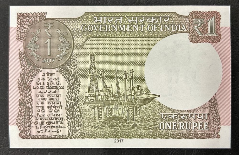 Индийска банкнота 1 рупия (Government of India, 2017) с мотив на офшорна нефтена платформа „Sagar Samrat“ и новия символ ₹.1