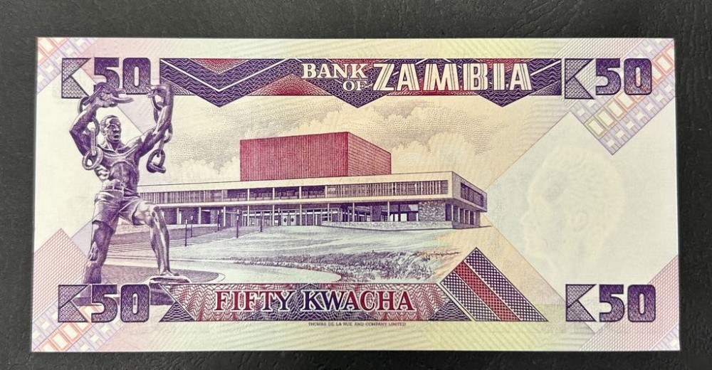50 Kwacha Zambia UNC – обратна страна с модерна сграда и статуя
